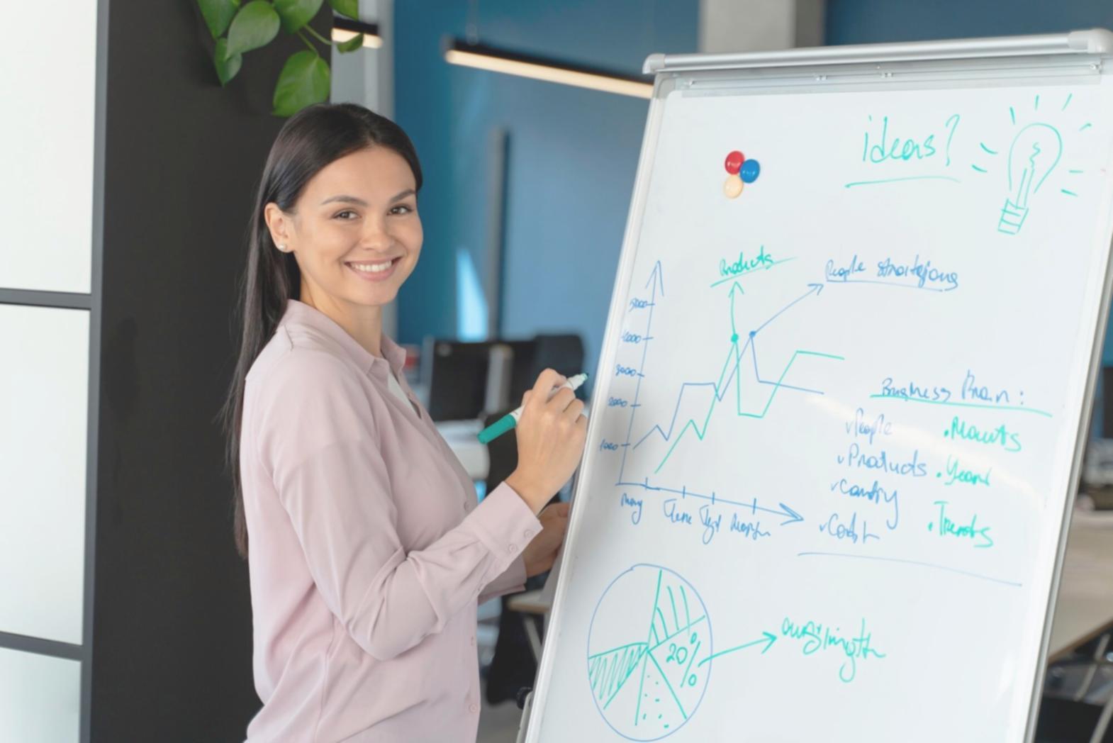 Teilnehmer bei der Gruppenarbeit an Budgetplänen